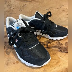 Classic Nylon and Suede Reebok Women’s 7.5